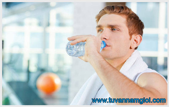 Uống nhiều nước để làm loãng nước tiểu, giúp đào thải vi khuẩn ra ngoài